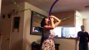 VIDEO: Tomuhle se říká hluboké hrdlo! Podívejte se na divošku, která spolkne metrový balónek