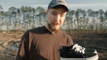 Youtuber MrBeast reagoval na kritiku jeho charity. Vážně daroval boty dětem v Africe jenom kvůli slávě?