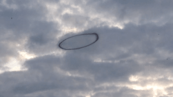 VIDEO: UFO nebo nebeský portál? Pulzující temný prstenec proletěl na nebi a způsobil paniku