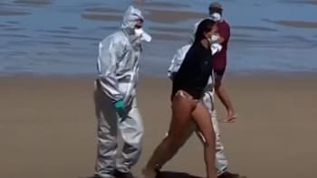 VIDEO: Policie na španělské pláži zatkla ženu, která byla nakažená mezi lidmi. Vážně ji odvedli ve skafandru?