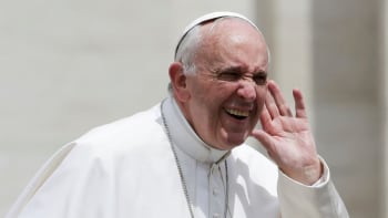 Papež František už podruhé olajkoval fotku sexy modelky! Na co trapného se vymluvil?