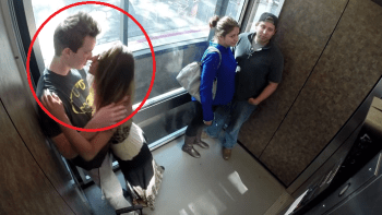 VIDEO: Kluk líbal holku ve výtahu před ostatními. Předstírali, že se neznají. Reakce lidí jsou geniální…