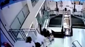 VIDEO: Matka se propadla do eskalátoru. Před tragickou smrtí stihla jen zachránit syna