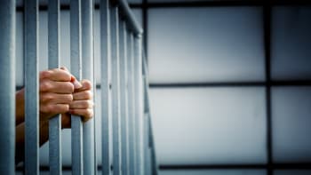 Dvě zaměstnankyně věznice udržovaly nevhodný vztah se stejným trestancem. Co jim za to hrozí?