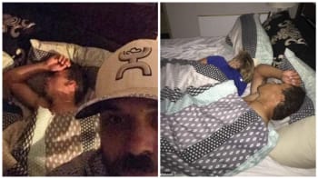 Muž našel svou manželku v posteli s jiným chlapem. Začal si s nimi dělat tato parádní selfie a stal se hrdinou internetu!