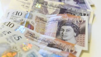 Británii čekají velké změny. Co se stane s měnou, vlajkami a poštovními známkami po smrti královny?