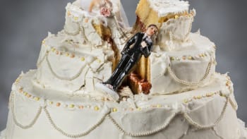 Nevěsta dala ženichovi kopačky přímo na svatební hostině. Vymáchal jí obličej v dortu!