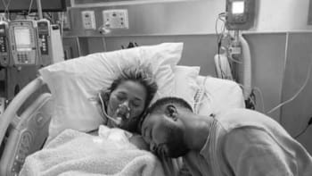 Smutná fotka slavného páru boří internet. Žena oblíbeného zpěváka v nemocnici potratila