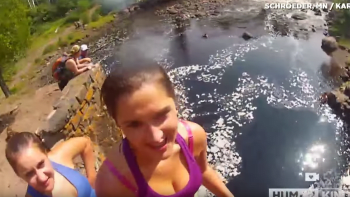 VIDEO: Týpek našel po roce v řece utopenou kameru. Když ji zapnul, zůstal v naprostém šoku