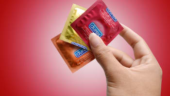 VIDEO: Jak moc odolné jsou kondomy? Tiktoker se rozhodl to vyzkoušet pomocí drsné série testů!