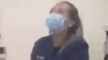 VIDEO: Veterinární asistentka žonglovala s psími varlaty. Nenávidí ji za to celý internet