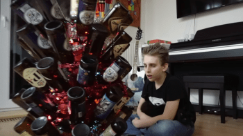 VIDEO: Misha provokuje hejtry! V novém songu se chlubí nechutným vánočním stromečkem, za který mu všichni nadávají