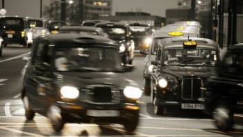 Ikonické černé taxi zahltily londýnské ulice. Řidiči vzdávají hold královně Alžbětě II.