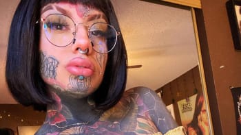 GALERIE: Modelka tvrdí, že oslepla po tetování očí. Proč toho ale nelituje?