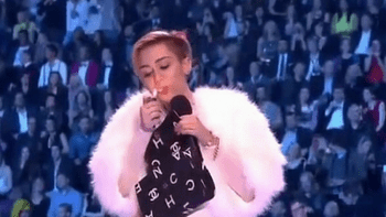 Miley Cyrus kouřila marihuanu v přímém přenosu!