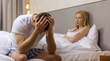 Žena, která nesnáší sex, si bere za muže závisláka na pornu. Může tenhle vztah vůbec fungovat?