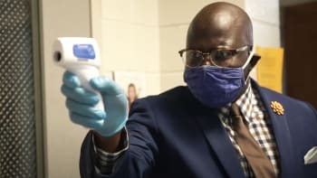 VIDEO: Ředitel školy natočil parodii o pandemii. Slavnou písničkou vzkazuje studentům, aby byli opatrní