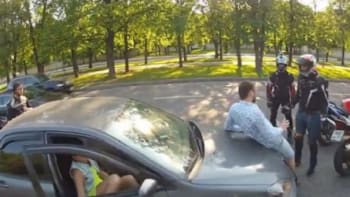 VIDEO: Motorkáři mlátili jejího přítele. Když sebrala odvahu a vyšla z auta, stalo se něco neuvěřitelného! Na tohle nezapomene...