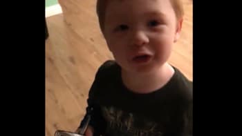 VIDEO: Malý kluk zkoušel mámě pomoct s nákupem! Teď místo toho baví celý internet