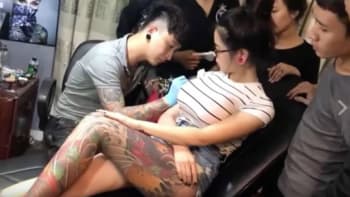 VIDEO: Dívce explodovala prsa přímo během tetování! Tohle nikdy nechcete zažít!