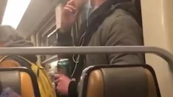 VIDEO: Muž byl zatčen, protože si olizoval ruce a otíral je o držadla metra! Proč to dělal?