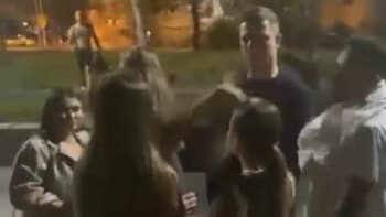 VIDEO: Tři muži v noci brutálně napadli skupinu dívek. Tyto nechutné záběry děsí internet