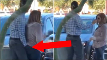 NECHUTNÉ VIDEO: Týpek ženu poškrábal na zadku, pak ji to nechal očichat! Nic odpornějšího jste v životě neviděli