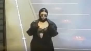 VIDEO: Žena předvedla žhavý striptýz na kameru v metru. Pak šla dál