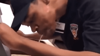VIDEO: Zaměstnanec restaurace byl zatčen poté, co ho natočili, jak plive na pizzu. Tyhle nechutné záběry šokovaly internet