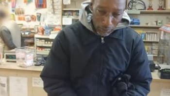 VIDEO: Bezdomovec dostal od mladíka lístek do loterie. Když se šel podívat, jestli něco vyhrál, nemohl uvěřit vlastním očím...