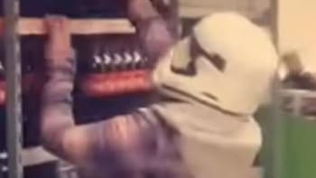 VIDEO: Týpek šel kvůli koronaviru nakupovat jako Stormtrooper ze Star Wars. Jeho vychytávka baví internet