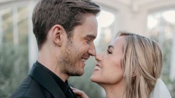 GALERIE: Kontroverzní youtuber PewDiePie se oženil! Pohádkový obřad připomínal královskou svatbu