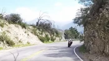 Šílená nehoda na motorce! Motorkář sletěl z útesu a přežil! Celou nehodu natočil jeho kamarád