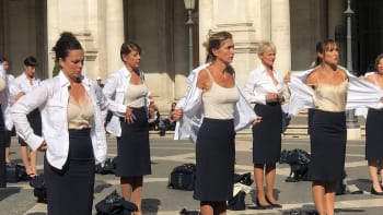 VIDEO: Desítky letušek se v Římě svlékly kvůli protestu. Proti čemu polonahé ženy bojují?