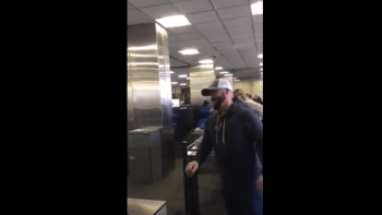 VIDEO: Otec dal synovi do batohu obří dildo! Reakce syna při letištní kontrole vás dostane