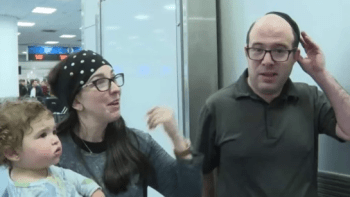 VIDEO: Rodinu vyhodili z letadla kvůli strašlivému zápachu! Podívejte, co před nimi dělal zaměstnanec aerolinky