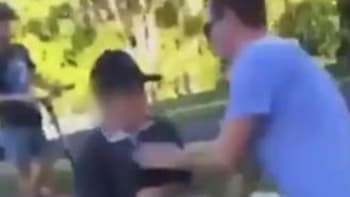 VIDEO: Naštvaný otec brutálně zaútočil na kluky, kteří šikanovali jeho syna. Jeho čin rozdělil internet