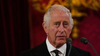 VIDEO: Zatracená propiska opět rozčílila krále Karla III.! Tohle by se Alžbětě nestalo…
