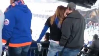 VIDEO 18+: Týpek to dělal holce přímo na stadionu před všemi fanoušky! Tyhle drsné záběry nejsou pro děti