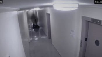 NEUVĚŘITELNÉ! Reálné napadení duchem zachytila kamera na chodbě!