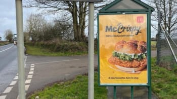 FOTO: McDonald’s byl nucen odebrat nechutnou reklamu vedle krematoria. Co na ní stálo?