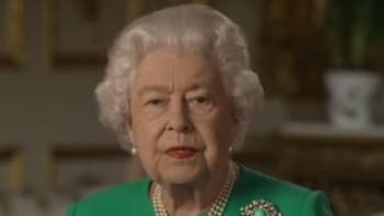 GALERIE: Královna Alžběta si k proslovu vzala zelené šaty. Způsobila tím brutální photoshopovou bitvu