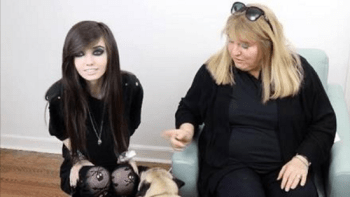 VIDEO: Matka to nevydržela a svoji EMO dceru přeměnila v sexy krásku. Po proměně dívku nepoznáte!