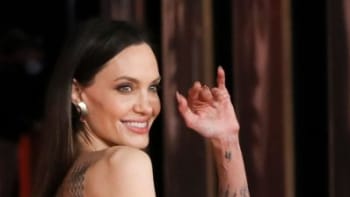 GALERIE: Obří trapas Angeliny Jolie na červeném koberci! Za tuhle hrůzu by měla vyhodit kadeřníka