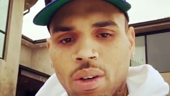 FOTO: Zpěvák Chris Brown pobouřil intimními fotkami s fanoušky. Takhle se tiskne ke každému?
