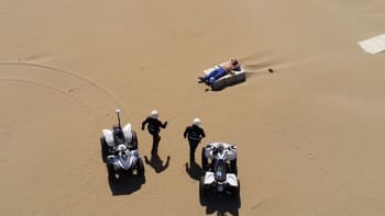 GALERIE: Muž na pláži porušoval karanténu. Stala se z něj internetová senzace