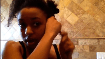 VIDEO: Omylem si uškvařila vlasy žehličkou. Její reakce vás dostane