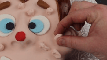 VIDEO: Muž vytvořil dort ve tvaru obličeje s beďary, které se dají vymačkávat. Dali byste si?