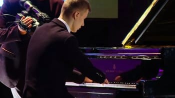 VIDEO: Neskutečné! Ruský sirotek nemá prsty, jeho hra na klavír vám ale vyrazí dech