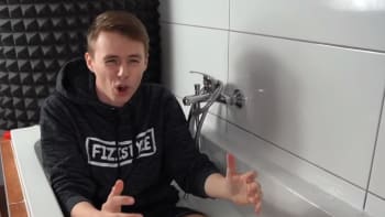 VIDEO: Youtuber FIZI se koupal 24 hodin v lepidle! Těšíte se, až to vyzkoušejí vaše děti?!